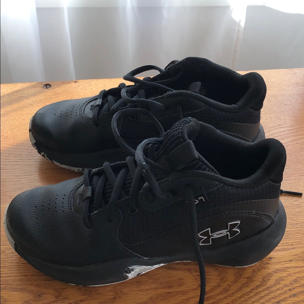 Under Armour boys youth 5 black basketball shoes like new girls unisex high top